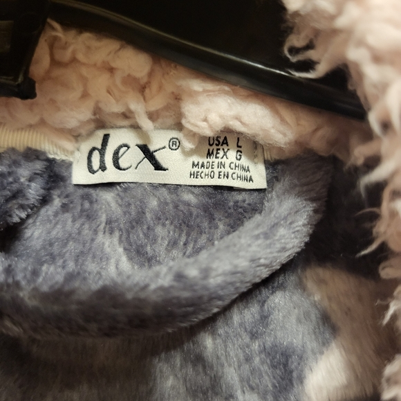 Dex fuzzy bath robe - Picture 5 of 8